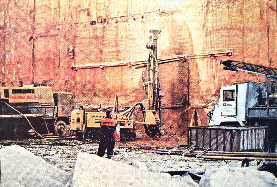 Hace 25 años | El derribo de un edificio inicia las obras de la Fundación Caixa Galicia