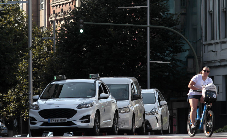 El incremento de los gastos de explotación lleva a los taxistas de A Coruña a pedir una nueva subida de tarifa