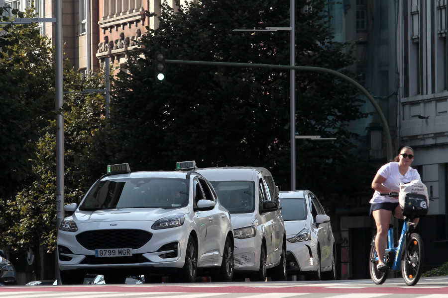 El incremento de los gastos de explotación lleva a los taxistas de A Coruña a pedir una nueva subida de tarifa