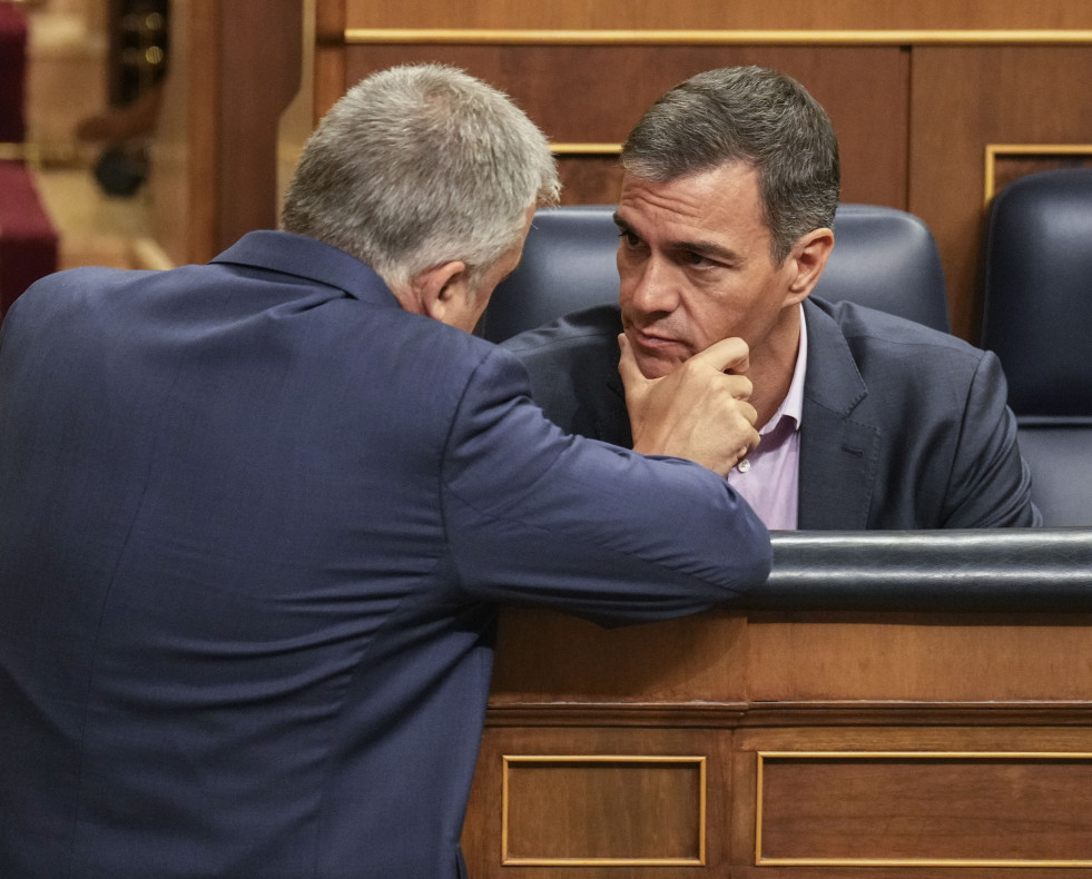 MADRID, 17/09/2024.- El presidente del Gobierno Pedro Sánchez (d) durante el pleno del Congreso de los Diputados celebrado este martes en Madrid. EFE/ Borja Sánchez-Trillo