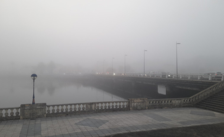 La niebla envuelve A Coruña en la jornada previa a la primera alerta amarilla del otoño