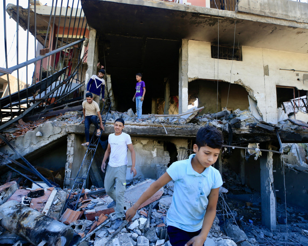 Sidon (Lebanon), 24/09/2024.- Lebanese people search for their belongings in a damaged building after Israeli strikes on South Lebanon on 23 September, in the village of Al Aqbieh near Sidon, South Le