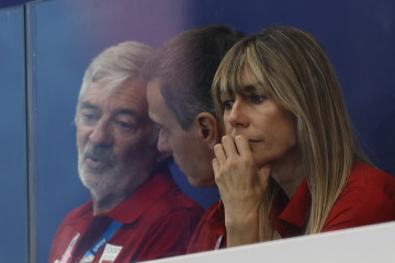 PARÍS (FRANCIA), 27/07/2024.- El presidente del Gobierno español, Pedro Sánchez (2i), y su mujer Begoña Gómez (d), junto al presidente de la Real Federación Española de Natación, Fernando Carp