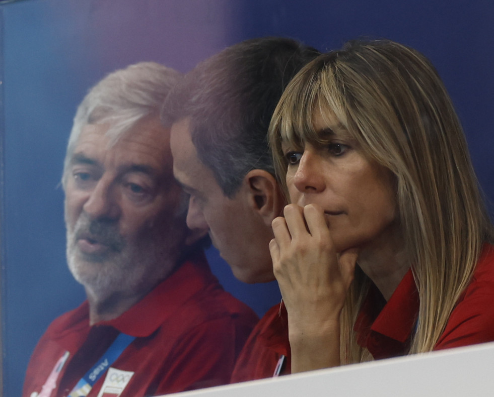 PARÍS (FRANCIA), 27/07/2024.- El presidente del Gobierno español, Pedro Sánchez (2i), y su mujer Begoña Gómez (d), junto al presidente de la Real Federación Española de Natación, Fernando Carp