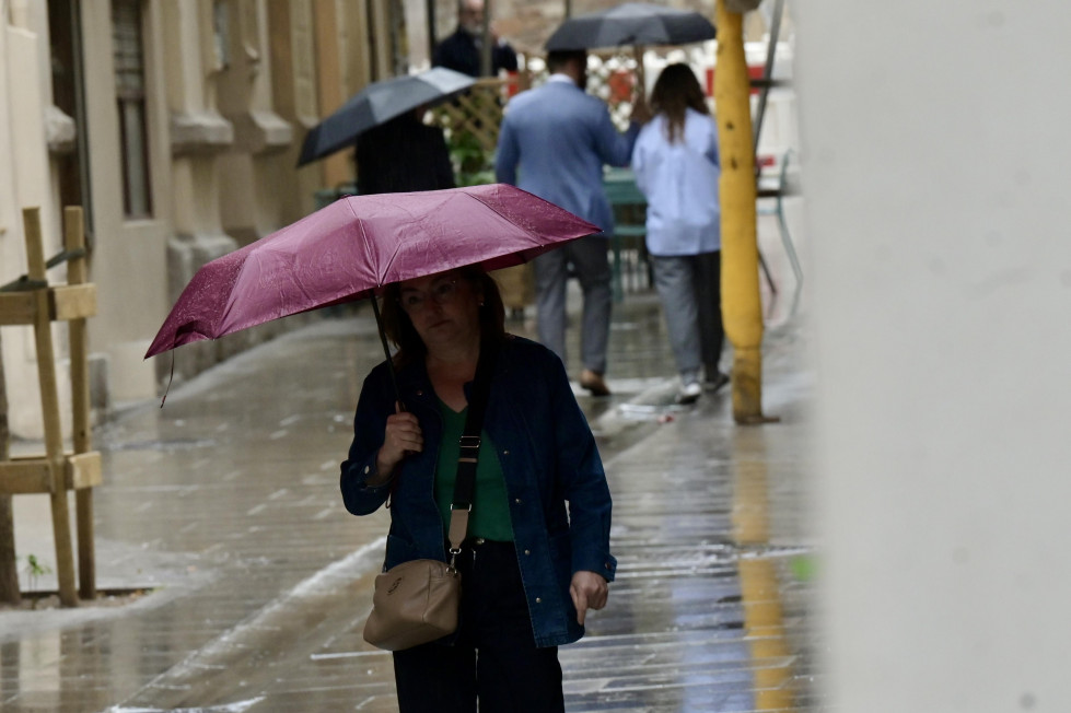 Una mujer con paraguas bajo la lluvia de A Coruña @ Javier Alborés