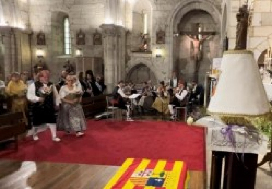 La Casa de Aragón en A Coruña celebra el Pilar con gigantes y cabezudos y misa baturra