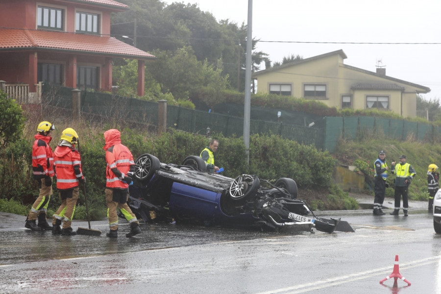 Una persona queda atrapada tras volcar su vehículo en Lañas, Arteixo