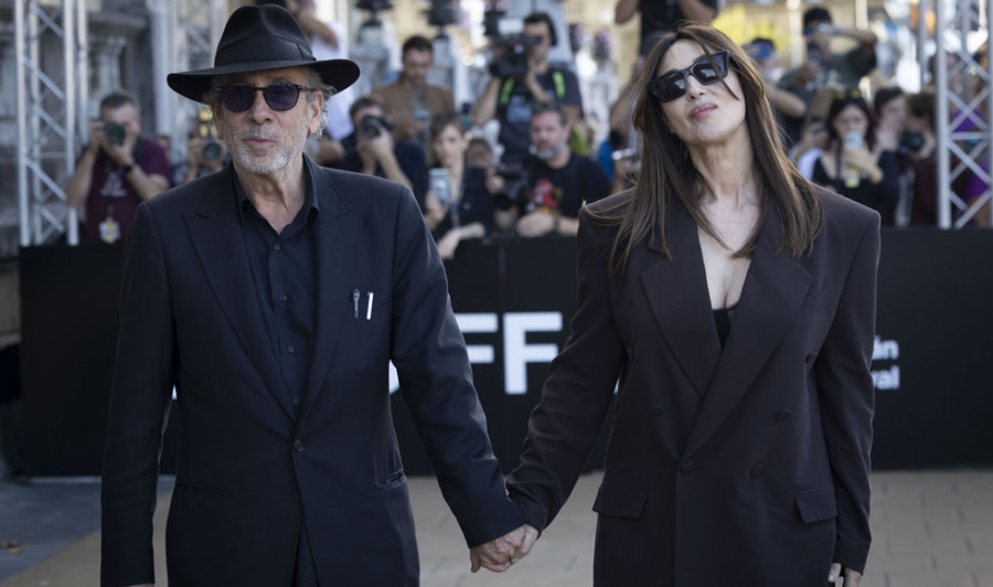 Tim Burton aparece por sorpresa en San Sebastián junto a Mónica Bellucci