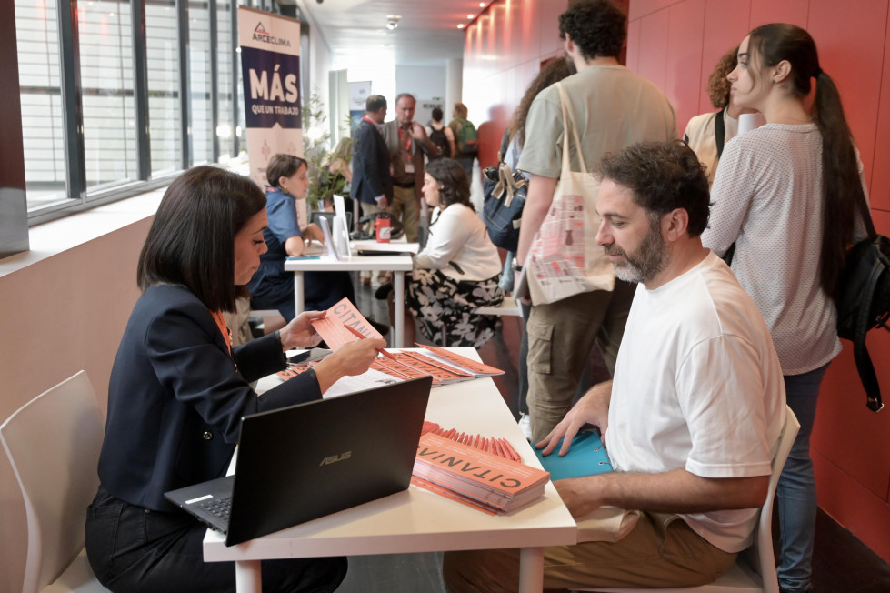 Varias personas en la feria de empleo ‘Working Hell’ celebrada en Expocoruña  Javier Alborés