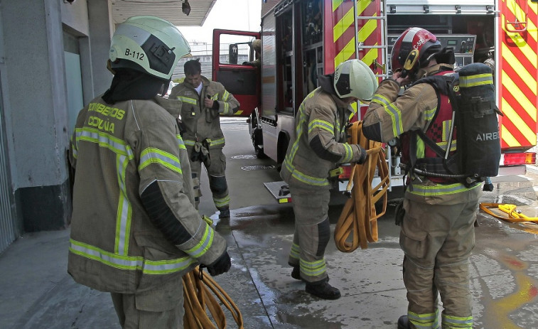 Sofocan un incendio que afectó a un bajo en la zona de Mariñeiros, en A Coruña