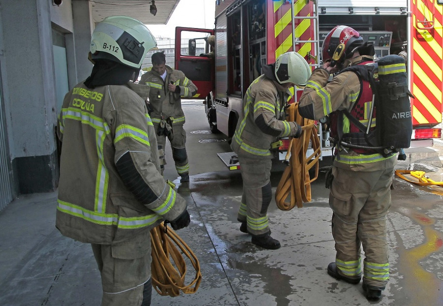 Sofocan un incendio que afectó a un bajo en la zona de Mariñeiros, en A Coruña