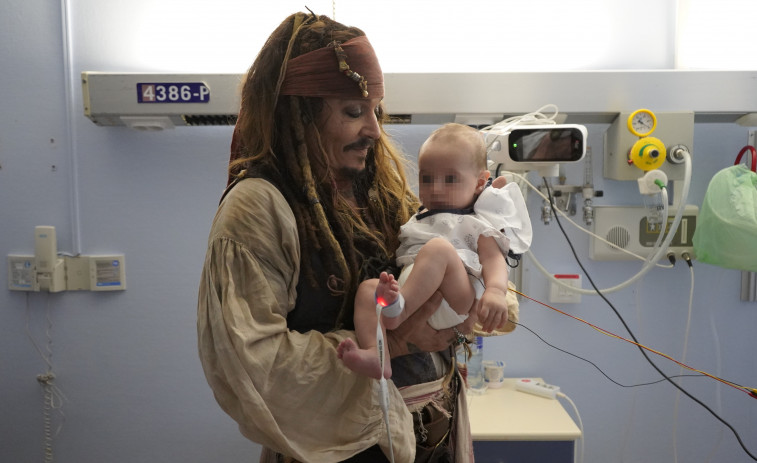 Johnny Depp, como Jack Sparrow, visita a los niños hospitalizados en San Sebastián