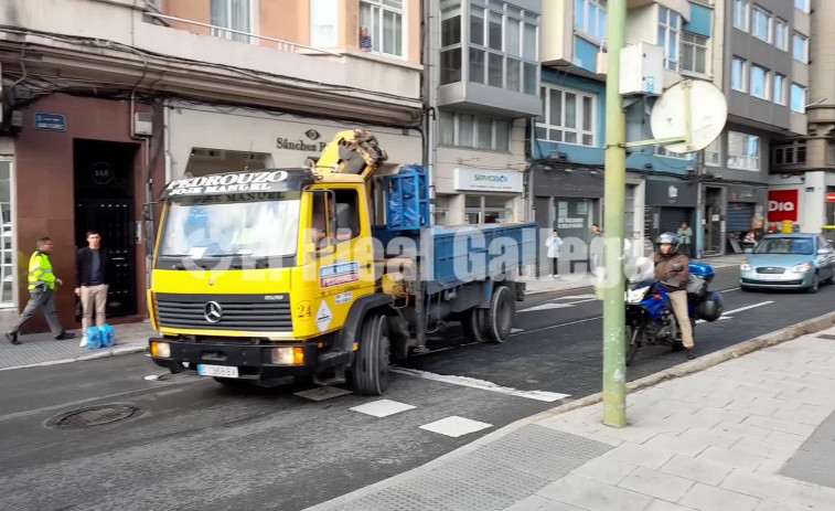 Un camión cargado de coches atasca Juan Flórez y obliga a desviar el tráfico por la acera