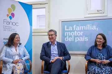 El líder del PP, Alberto Núñez Feijóo (c) visita la Asociación de Familias Numerosas de Cataluña en Barcelona