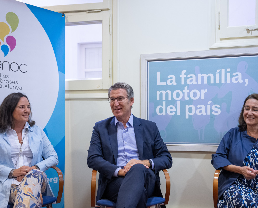 El líder del PP, Alberto Núñez Feijóo (c) visita la Asociación de Familias Numerosas de Cataluña en Barcelona