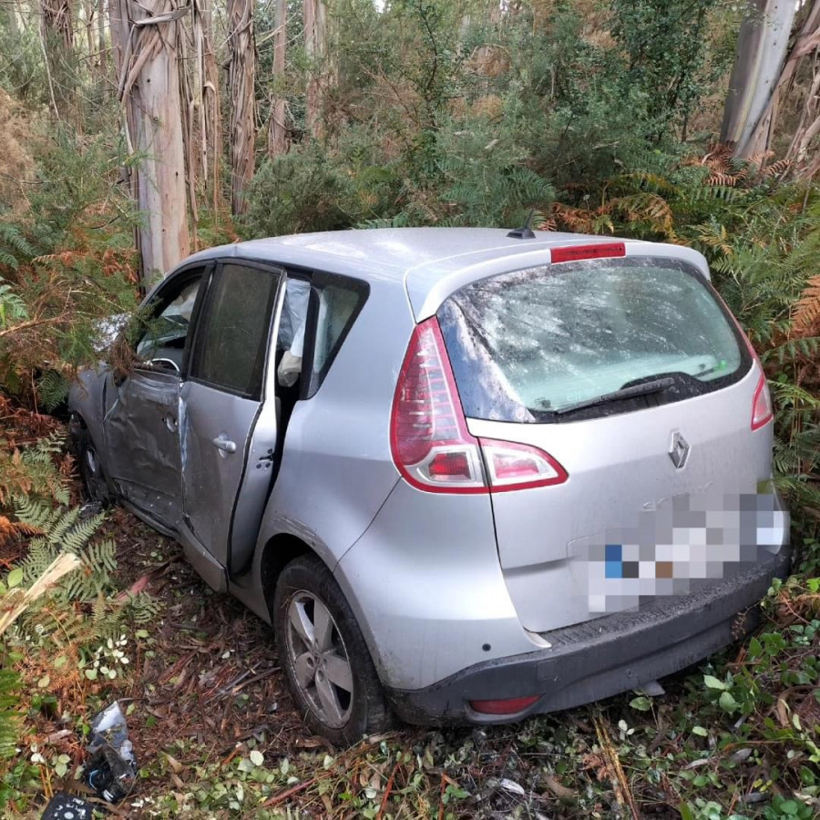 Liberan a una persona atrapada en su vehículo tras un accidente en Carral