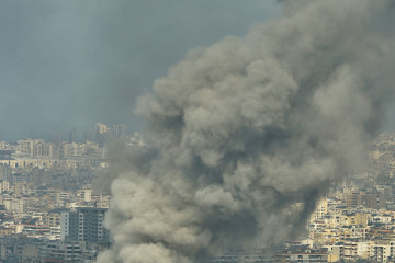 Beirut (Lebanon), 28/09/2024.- Smoke rises following Israeli strikes in the southern suburbs of Beirut, Lebanon, 28 September 2024. The Israeli army (Tsahal) carried out a new series of attacks on the