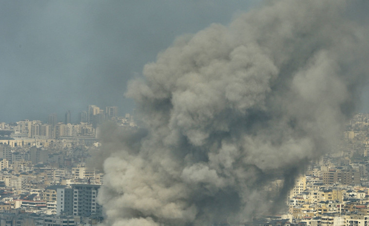 Cientos de personas acampan en las calles de Beirut tras huir de los ataques israelíes