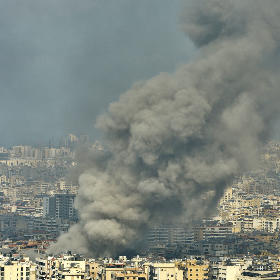 Cientos de personas acampan en las calles de Beirut tras huir de los ataques israelíes