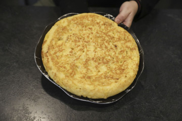 MADRID, 08/03/2024.- La tortilla de patatas, ese clásico de la cocina española que mañana celebra su día, se puede pegar a la sartén, pero donde seguro se ha quedado adherida es a la inflación: 