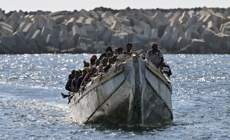 Fallecen nueve migrantes y se busca a otros 48 al volcar un cayuco cerca de El Hierro