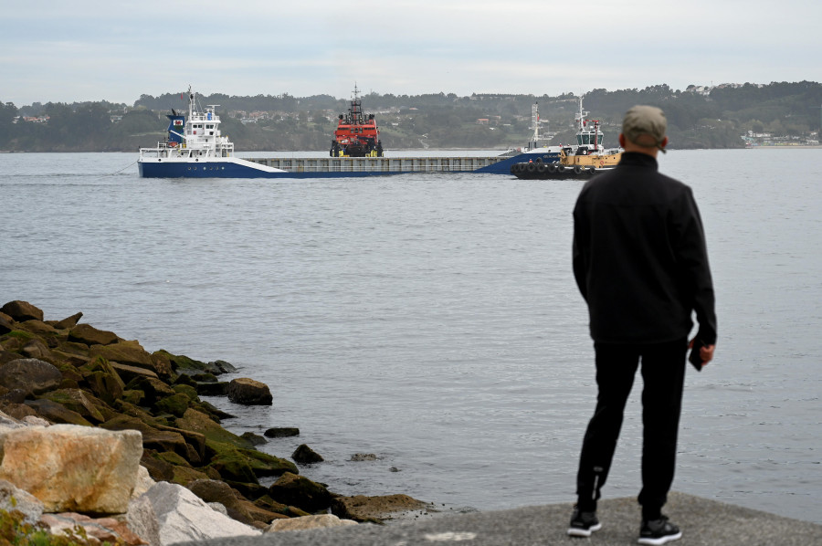 Remolcan un carguero averiado hasta el puerto de A Coruña