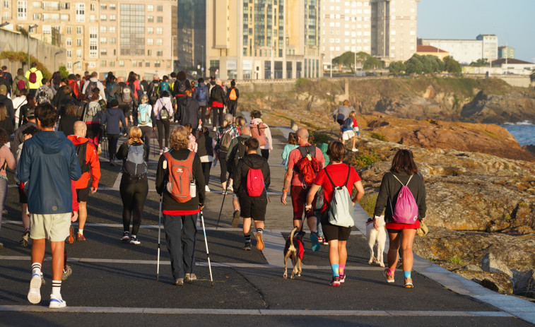 La ciudad coruñesa echó a andar en la tercera edición de la ultra caminata Camiña Coruña