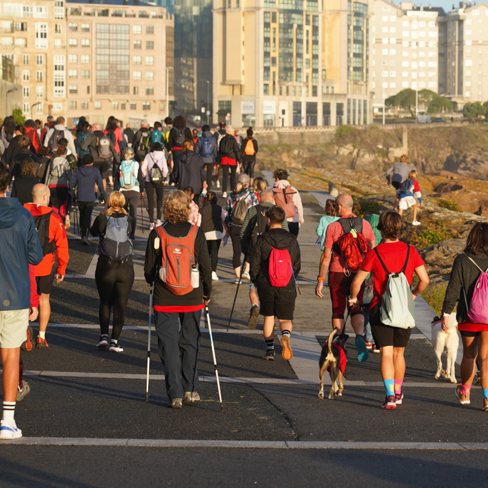 La ciudad coruñesa echó a andar en la tercera edición de la ultra caminata Camiña Coruña