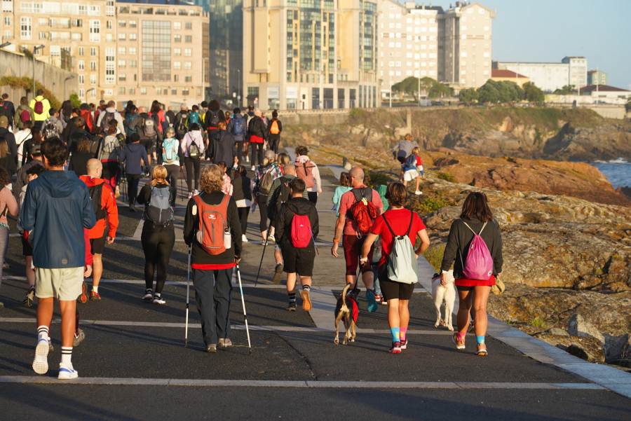 La ciudad coruñesa echó a andar en la tercera edición de la ultra caminata Camiña Coruña