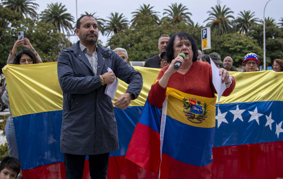 Los venezolanos celebran una manifestación en el Obelisco