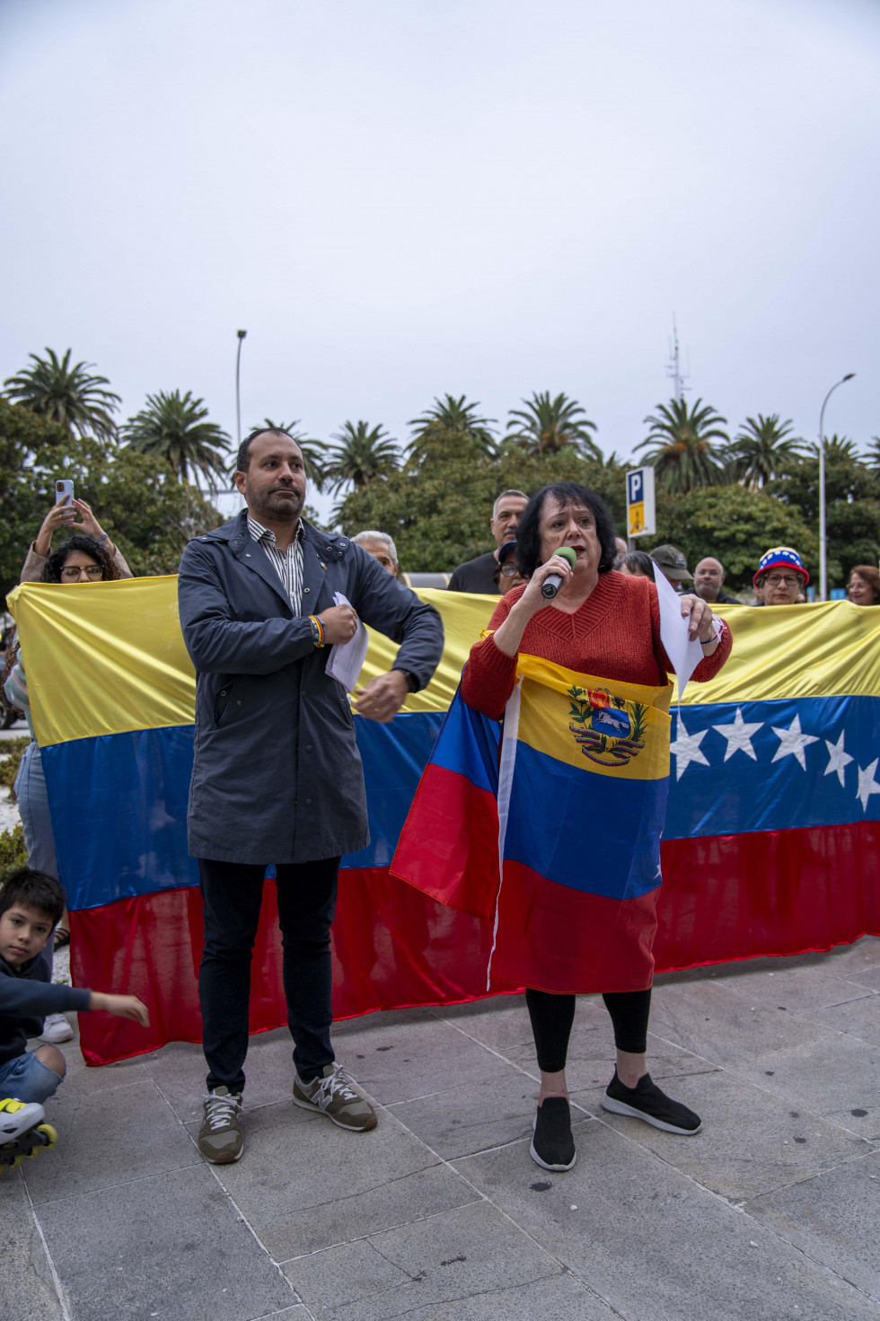 Docenas de personas se concentraron ayer para protestar por el régimen de Nicolás Maduro en Venezuela (10)