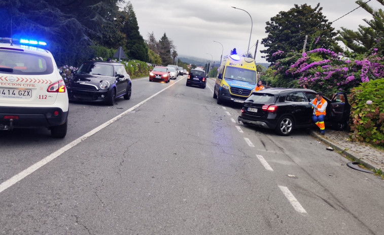 Una colisión entre dos coches en Bergondo se salda con tres heridos trasladados al Chuac