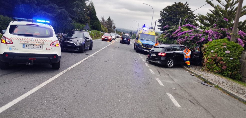 Una colisión entre dos coches en Bergondo se salda con tres heridos trasladados al Chuac