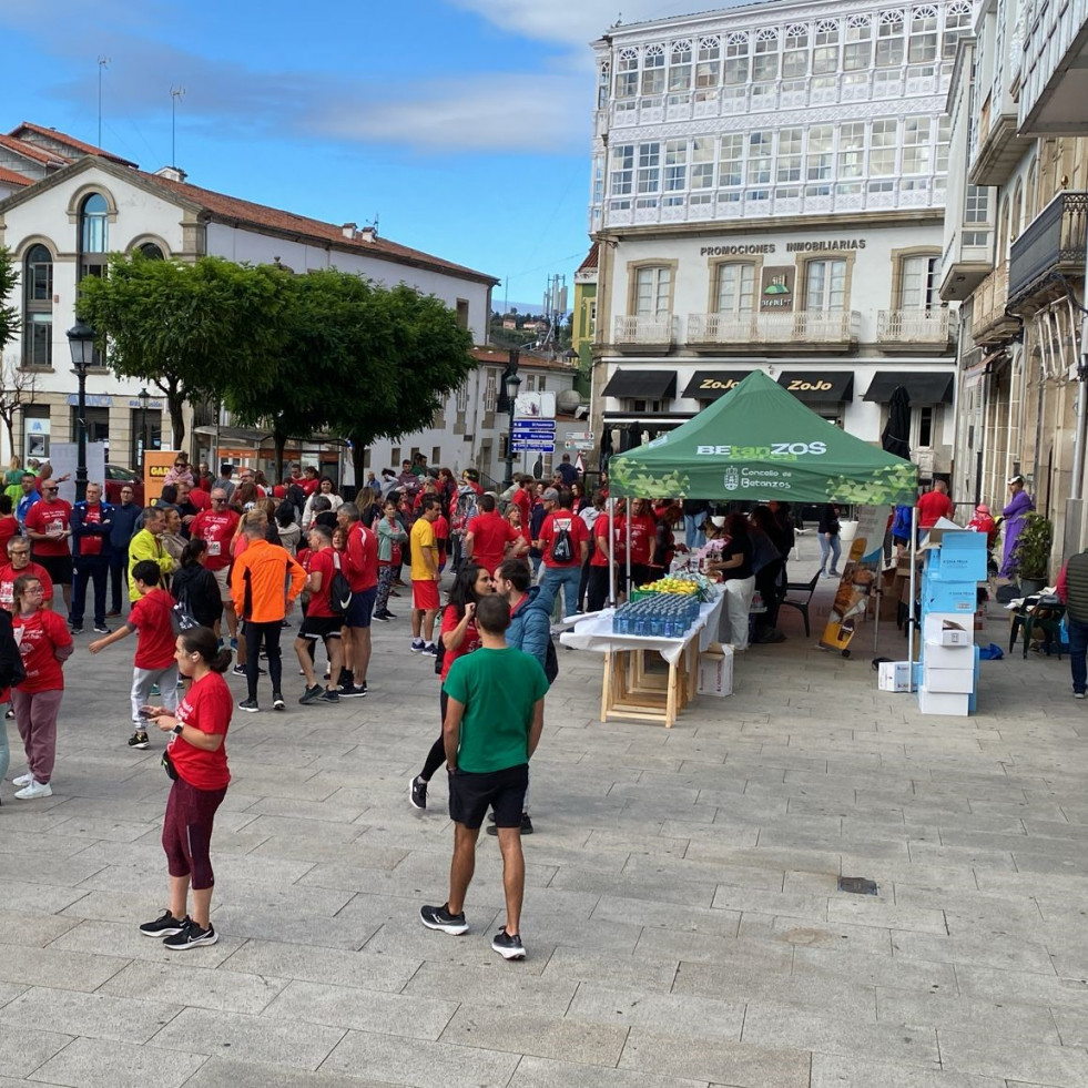 Casi 300 corredores, 3.000 euros y cinco kilómetros de solidaridad por las calles de Betanzos