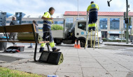 Un camión grúa vuelca y derriba un semáforo en A Coruña