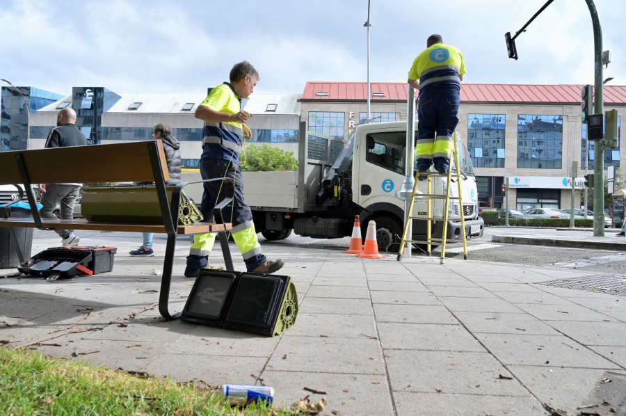 Un camión grúa vuelca y derriba un semáforo en A Coruña