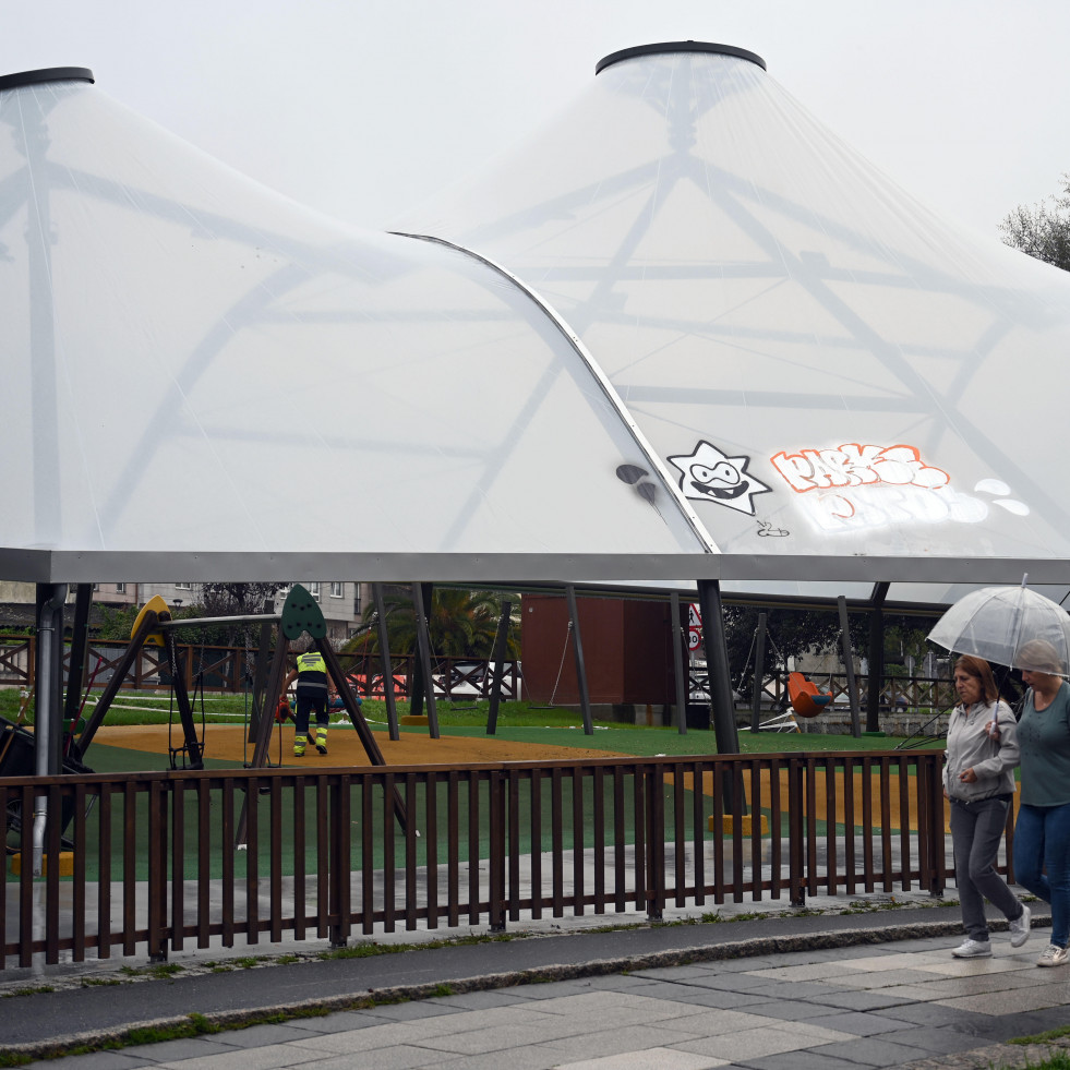 Vandalizan la cúpula del parque ‘burbuja’ de Arteixo