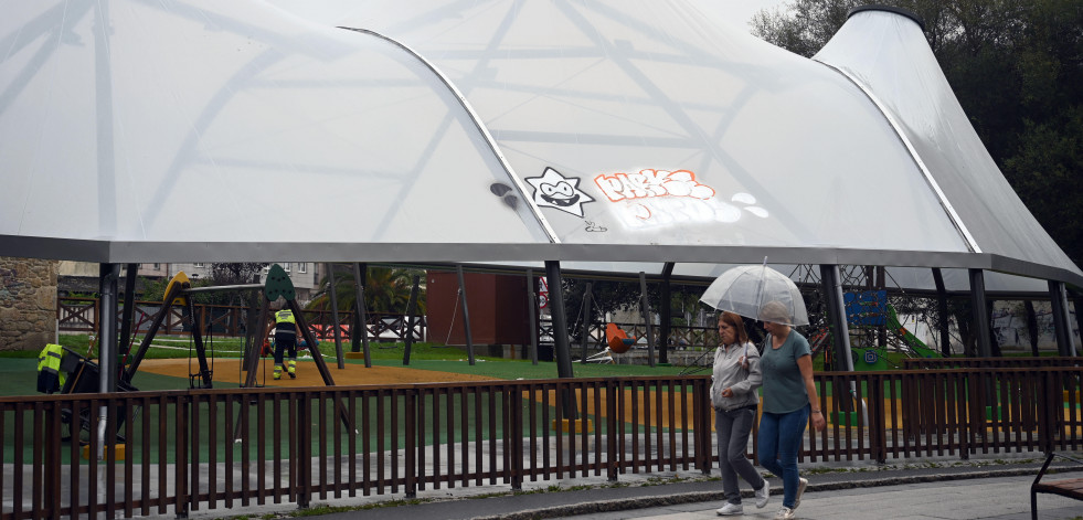 Vandalizan la cúpula del parque ‘burbuja’ de Arteixo