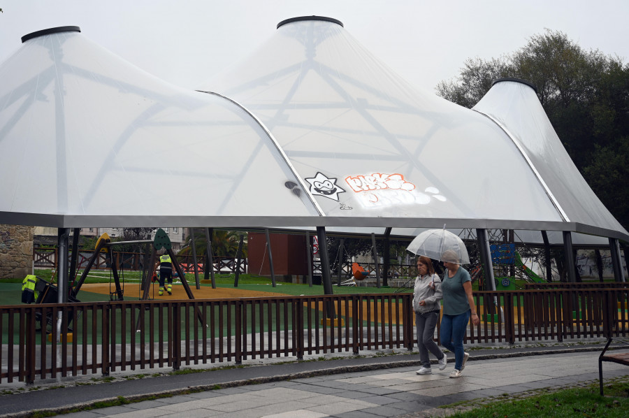 Vandalizan la cúpula del parque ‘burbuja’ de Arteixo