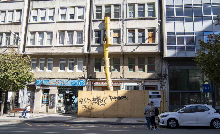 Rehabilitan el 41 de la avenida de Oza un año después de la expulsión de los okupas