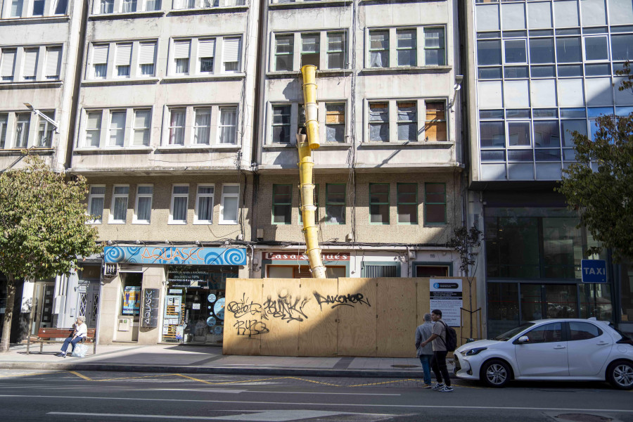 Rehabilitan el 41 de la avenida de Oza un año después de la expulsión de los okupas