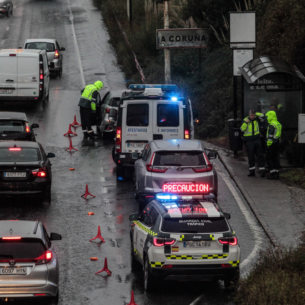 La lluvia provoca un accidente en Alfonso Molina con grandes retenciones en la ciudad