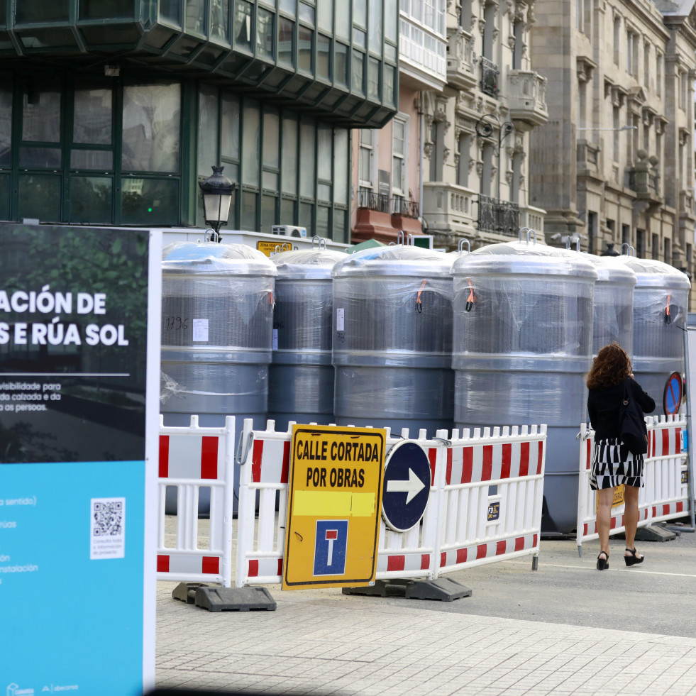 La obra en la calle de San Andrés avanza con la instalación de contenedores semisoterrados