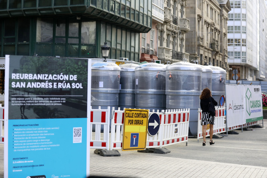 La obra en la calle de San Andrés avanza con la instalación de contenedores semisoterrados