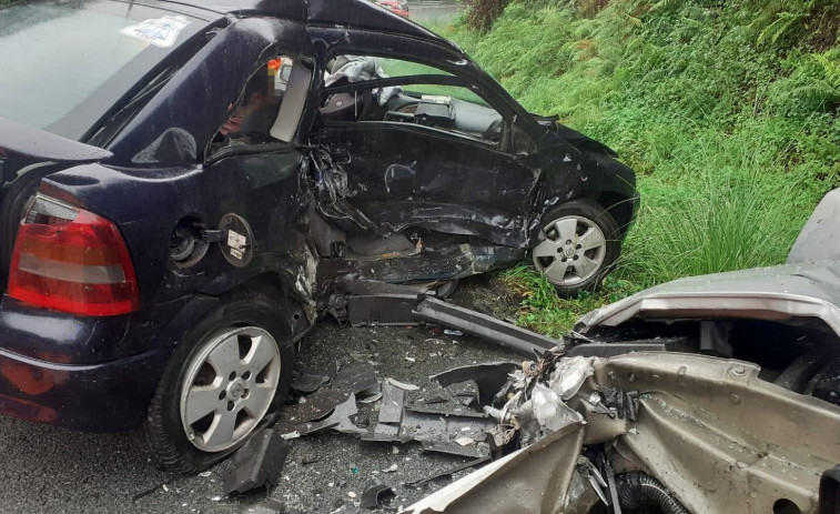 Liberan a los ocupantes de dos coches tras un accidente en Paderne