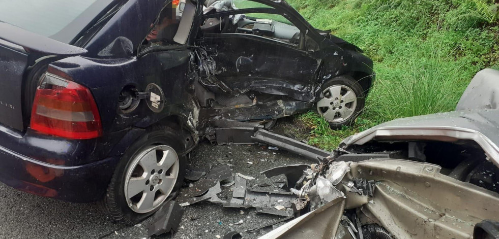 Liberan a los ocupantes de dos coches tras un accidente en Paderne