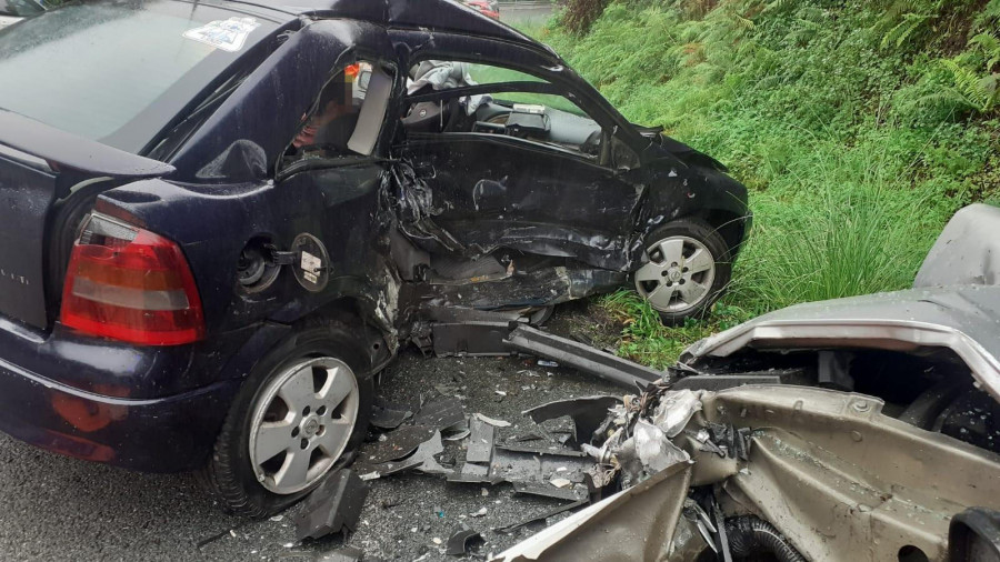 Liberan a los ocupantes de dos coches tras un accidente en Paderne