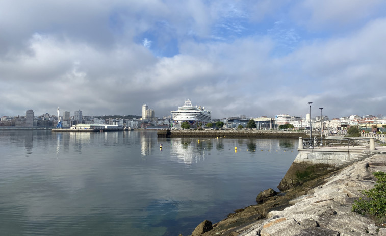 El Ventura hace escala en el puerto coruñés