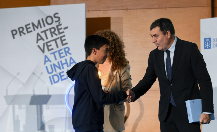 Román Rodríguez eloxia a creatividade dos 77 alumnos premiados no concurso 'Atréveche a ter unha idea!'