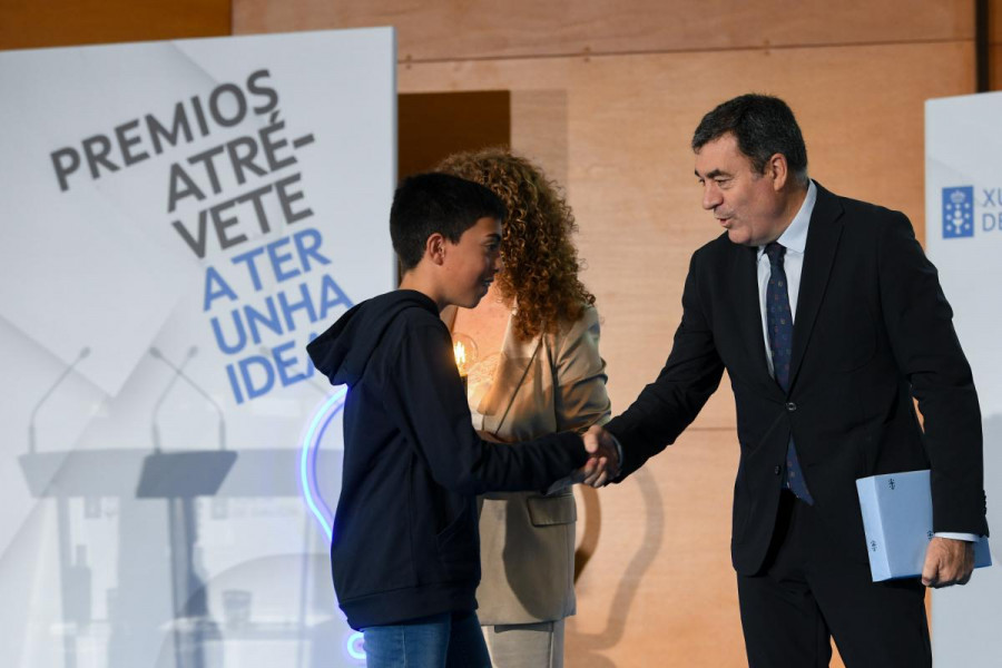 Román Rodríguez eloxia a creatividade dos 77 alumnos premiados no concurso 'Atréveche a ter unha idea!'